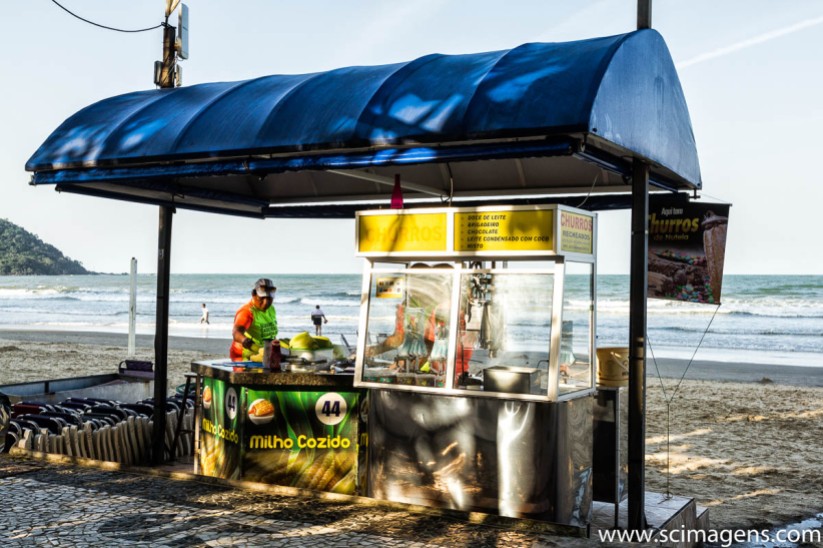 Barraca para venda de milho e churros na Praia Central. Balneário Camboriú, Santa Catarina, Brasil. / Food stall at Central Beach. Balneario Camboriu, Santa Catarina, Brazil.